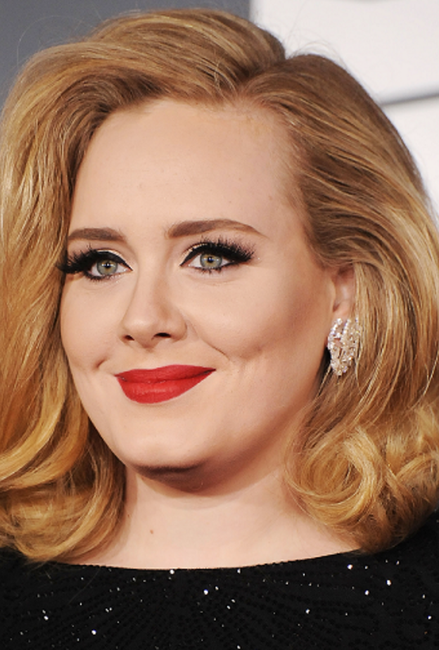 أحمر الشفاه الأحمر يناسب أسلوب مكياجها