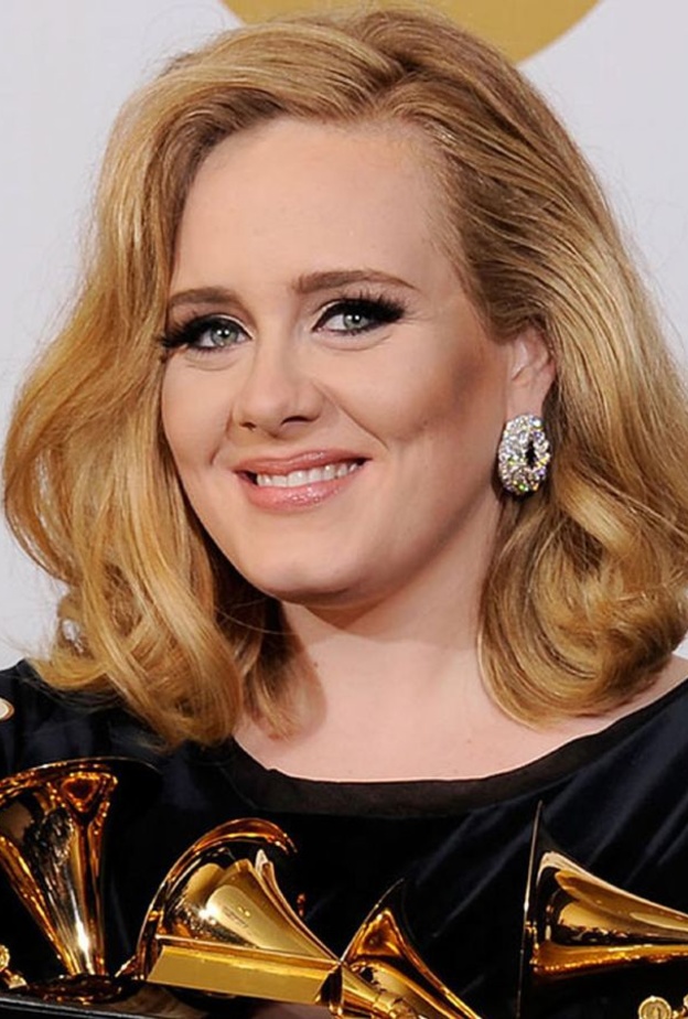 أديل ترتدي أقراط من Bijoux Heart