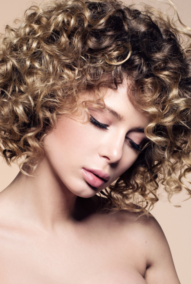 وصفات العناية بالشعر الكيرلي في الصيف