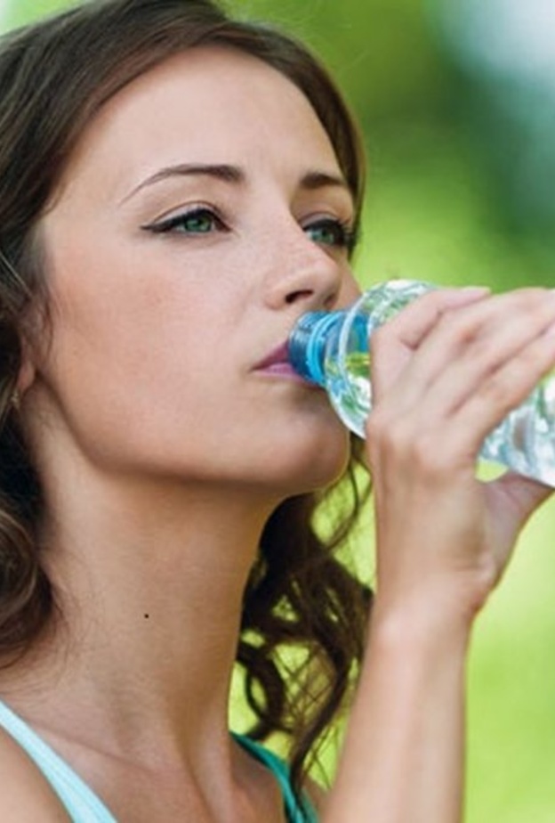 شرب الماء و السوائل أهم مايمكن فعله لتفادي ارتفاع حرارة الجسم في الصيف