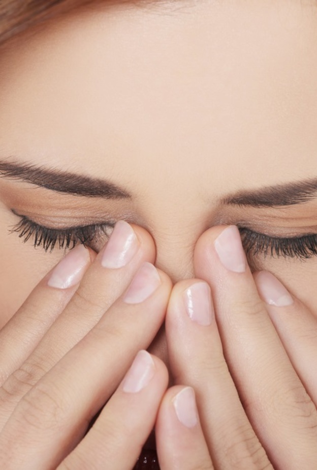 اعراض الجيوب الانفية على العيون