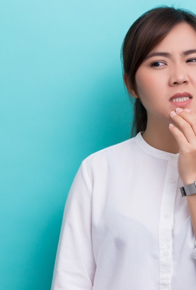 أسباب القرح البيضاء بالفم وطرق علاجها