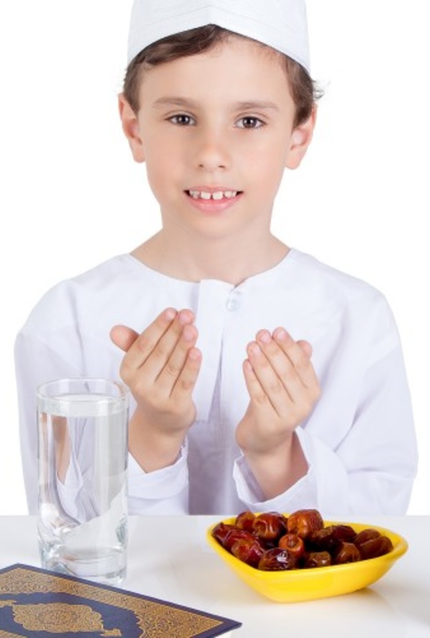 نصائح للأم لتعويد الطفل على الصيام في رمضان