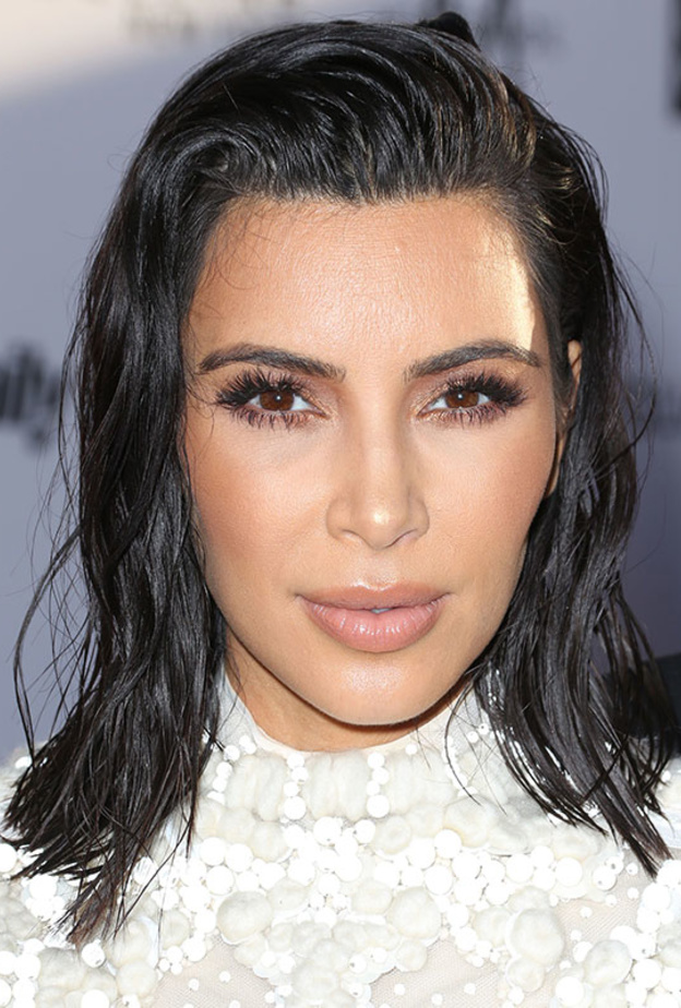 مايا دياب بالشعر المبلل القصير