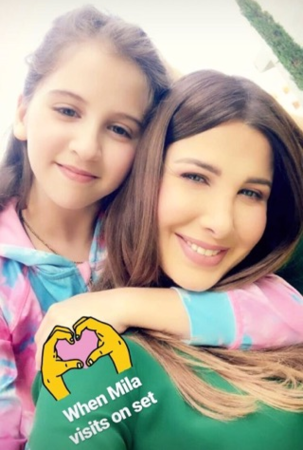 نانسي عجرم تبدو سعيدة بزيارة ابنتها ميلا أثناء التصوير يوم أمس