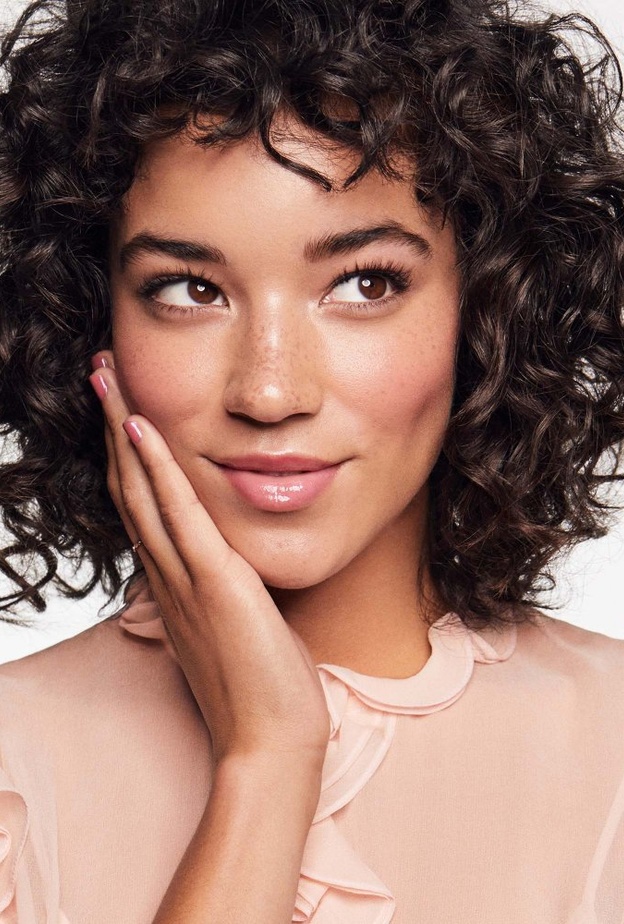 طقم Days of Our Lights من Benefit.. تمتّعي ببشرة تشعّ توهّجاً وسحراً في رمضان