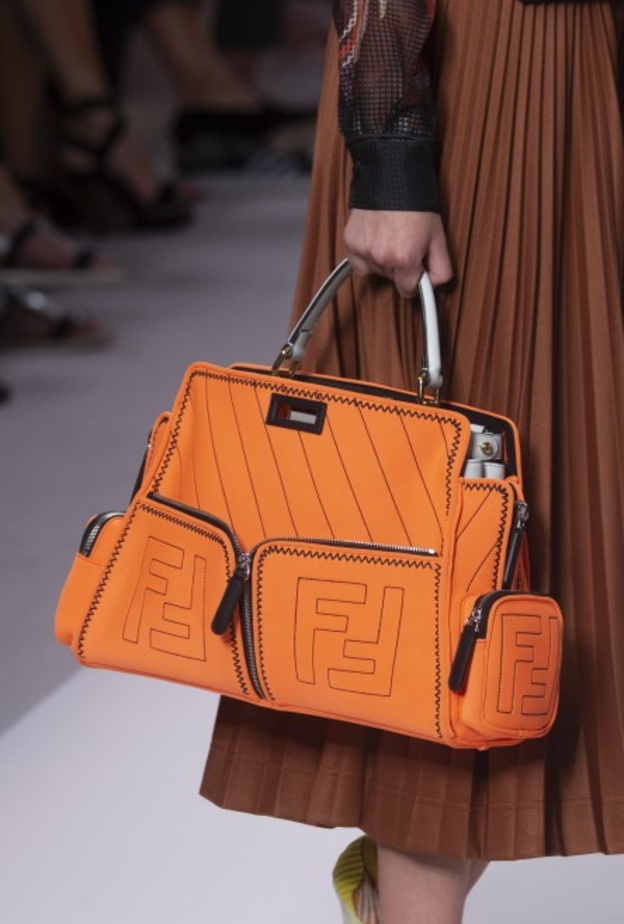 اكسسوارات القبعات باللون البرتقالي احدث موضة في صيف 2019 من Moschino
