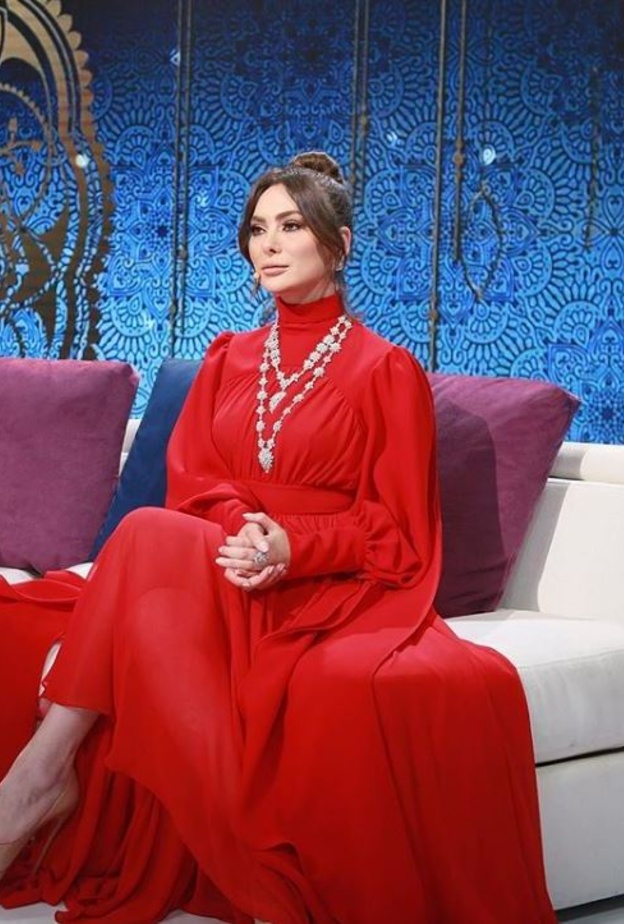 إختارت تصفيفة الشعر المرفوع على شكل كعكة، وأتى الماكياج بألوان حيادية