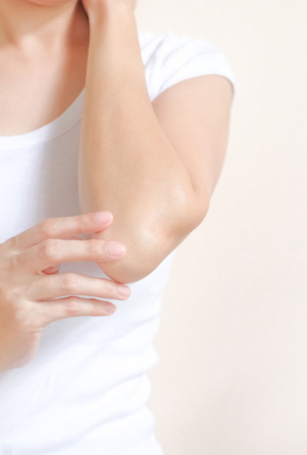 يساعد التقشير الكيميائي للركب والأكواع على التخلص من البقع الداكنة وتوحيد لونهما بما يتناسب مع لون البشرة