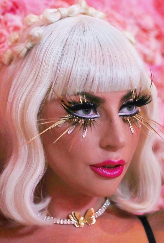 ليدي غاغا في حفل Met Gala 2019 بإطلالة جمالية تشبه الدمى زينتها الرموش الذهبية