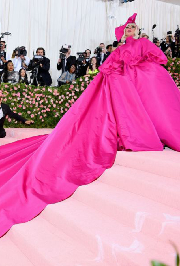 ليدي غاغا بتصميم Brandon Maxwell