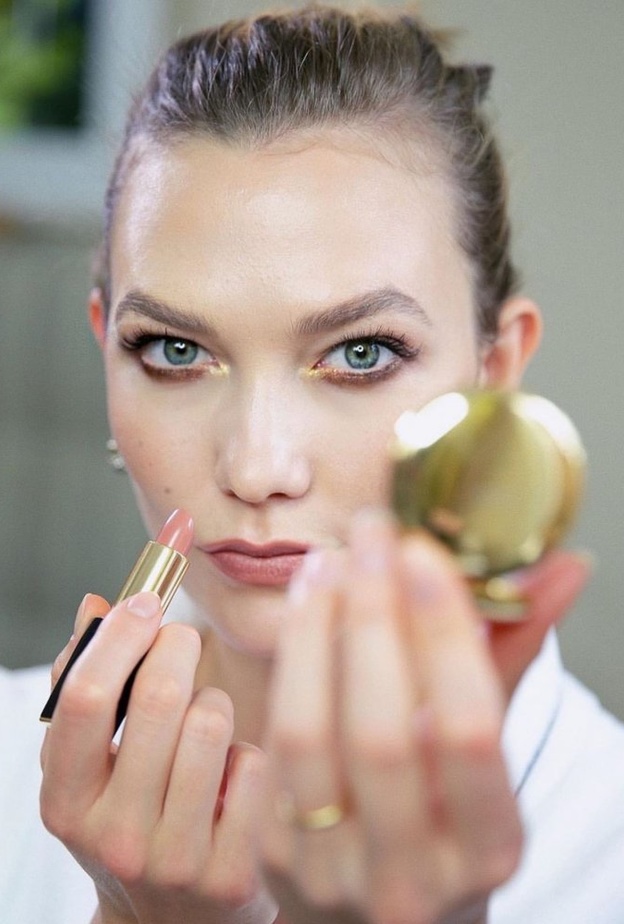 الجميلة Sara Sampaioتعتني ببشرتها من خلال الإبر الدقيقة