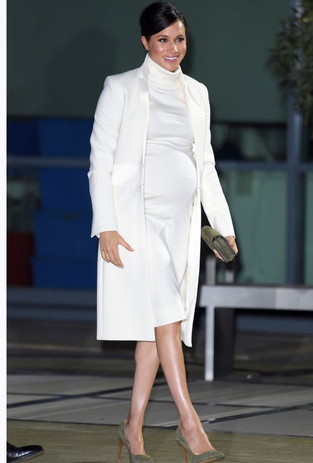 إطلالة كاجوال لميغان ماركل Meghan Markleبفستان ضيق يظهر حملها
