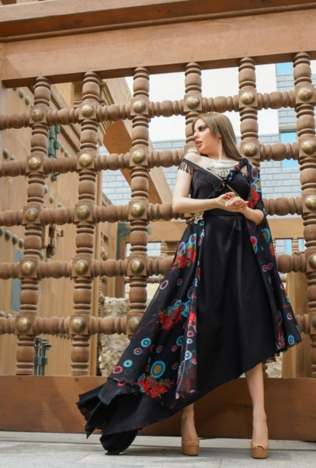 "هي" تلتقي المصممة "نفلا العتيبي" صاحبة أول مبادرة تطوعية بالمملكة لتدريب المصممات المبتدئات