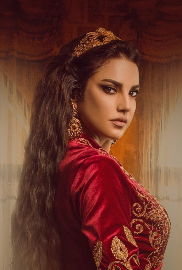 ياسمين صبري لم تتخلى عن شعرها الطويل في مسلسل "حكايتي"