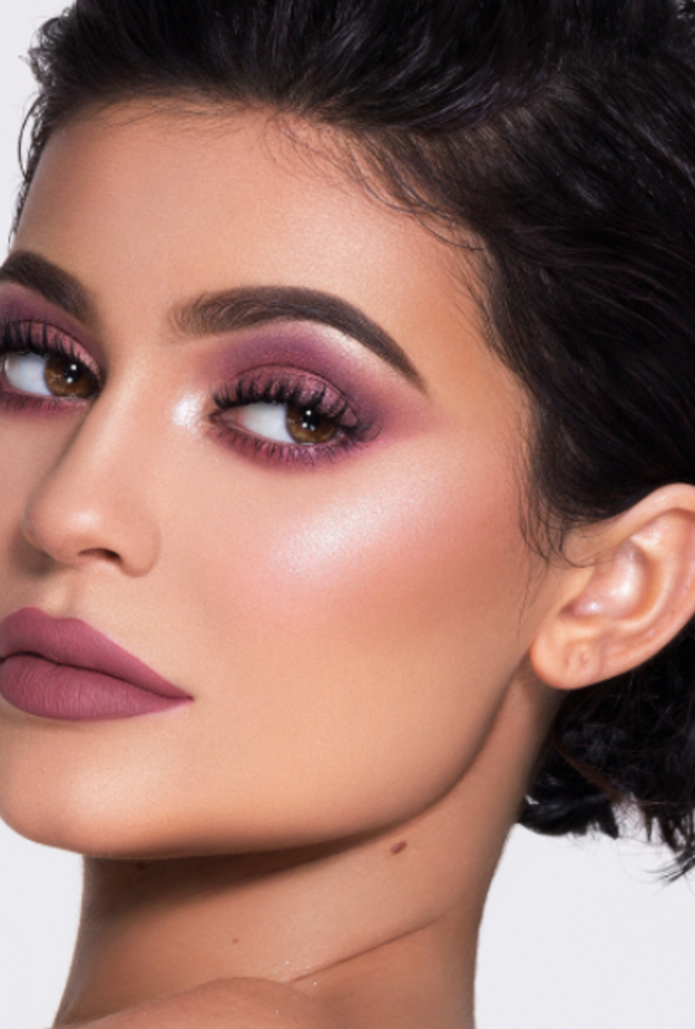 أجمل إطلالات المكياج الملون لكايلي