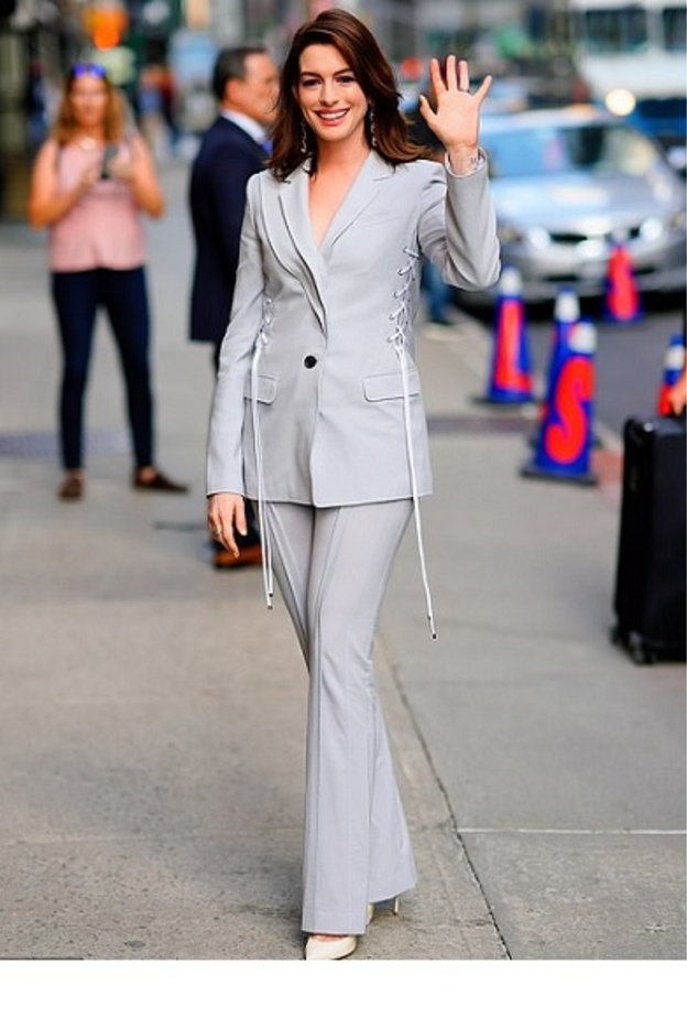 آن هاثاواي تحيي معجبيها أثناء ظهورها مؤخرا في نيويورك