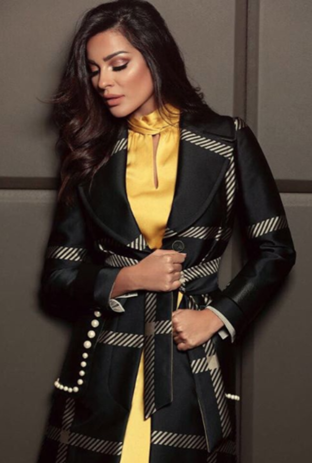 اختارت نادين نجيم معطف أنيق مع فستان باللون الأصفر