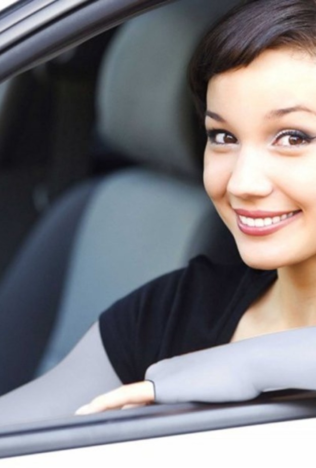 احرصي على شرب كمية مناسبة من المياه أثناء القيادة لتجنب الإصابة بالجفاف