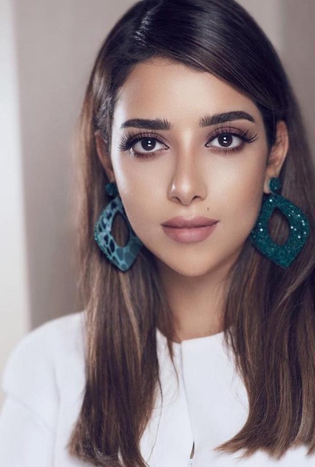 من يليق بها الشعر الداكن أكثر؟