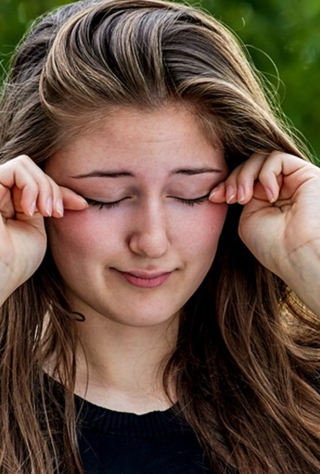 الرمد الربيعي يسبب ألم وحكة في العيون