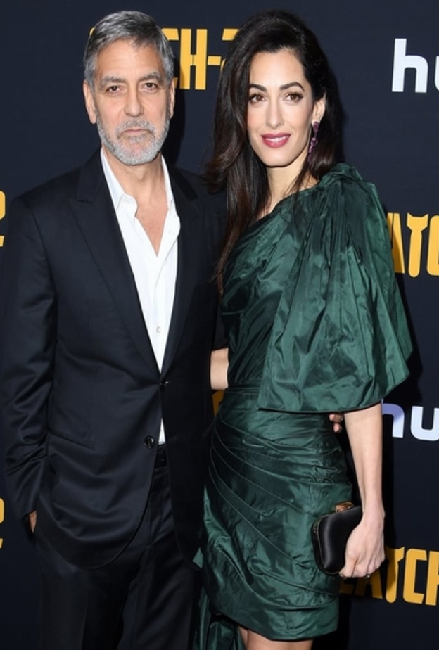 حافظت أمل على الاطلالة الجمالية التي تشتهر بها وهي الشعر الأسود الطويل المنسدل، مع الماكياج الناعم