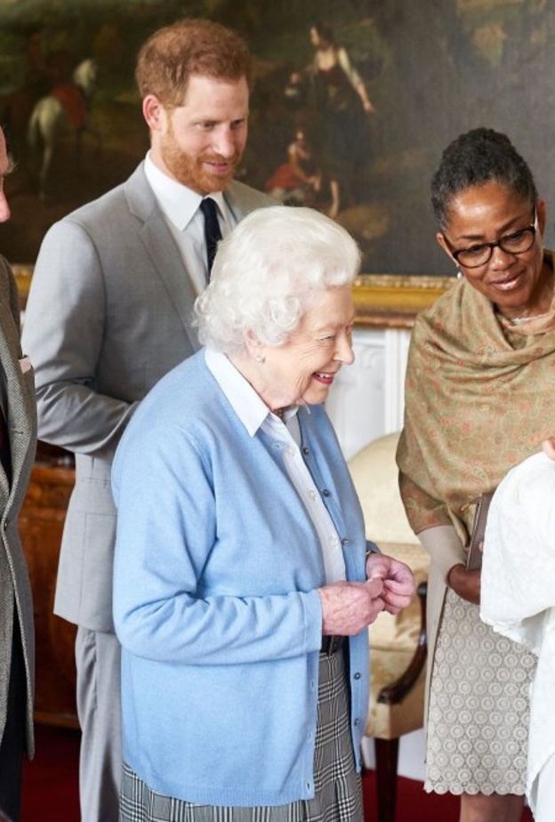 ملكة بريطانيا تقابل الطفل الملكي للمرة الأولى