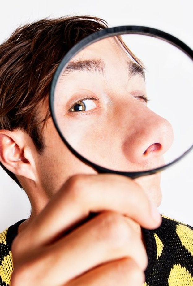 اذا لاحظتي أنه حزين لا تحاولي التطفل لانه قد لا يكون راغباً في الإفصاح عما يزعجه