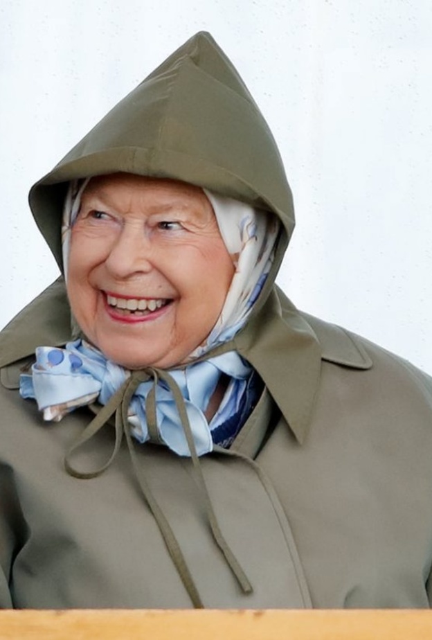 الملكة بوجه ضاحك في السباق