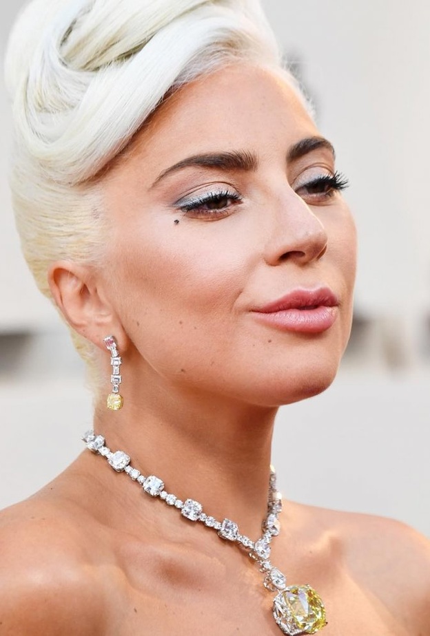 من أبرز وأجمل الإطلالات الجمالية لليدي غاغا