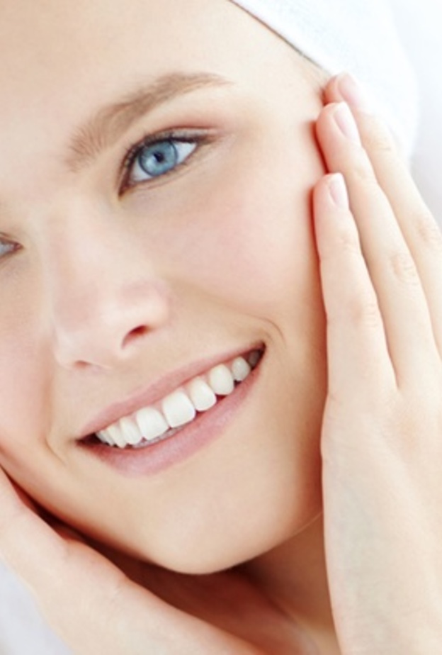 تقشير الوجه بالليزر هو علاج لتنعيم البشرة يزيل الجلد القديم لتعزيز نمو البشرة الجديدة