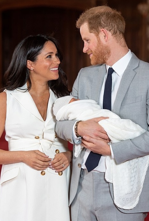 الملكة أول من استقبل الطفل الجديد