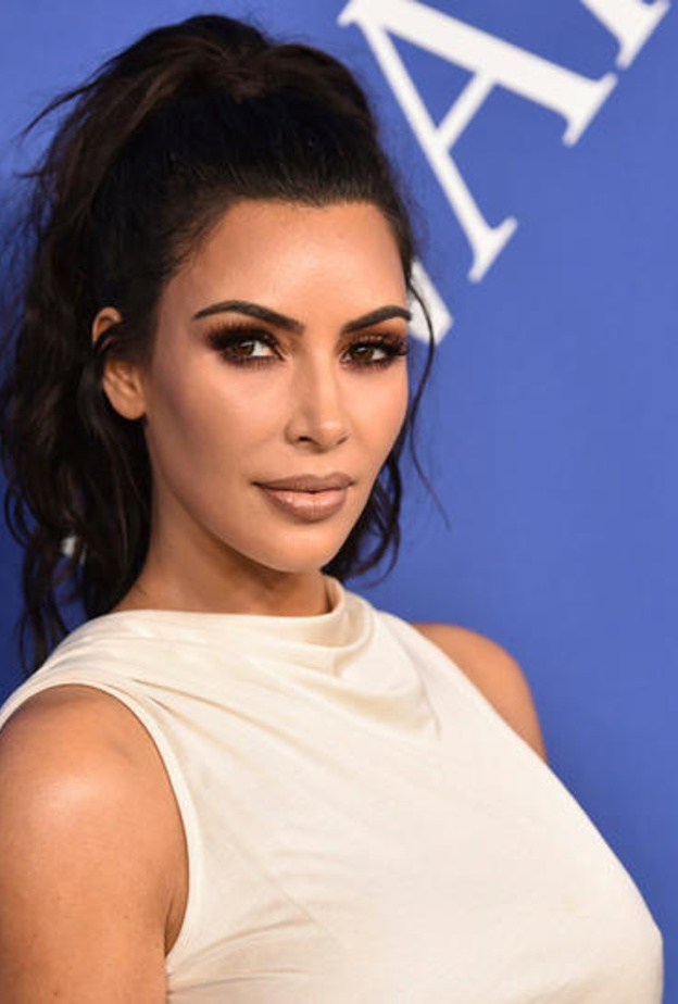 كيم كارداشيان تعلن ولادة طفلها الرابع