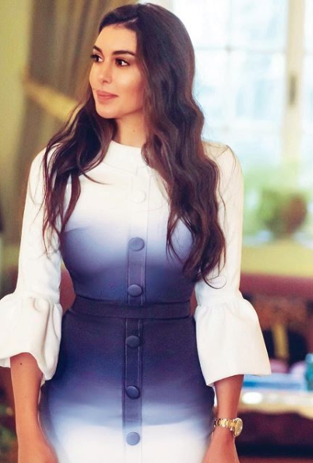 اختارت ياسمين صبري فستان باللونين الأبيض والبنفسجي أبرز نحفات خصرها