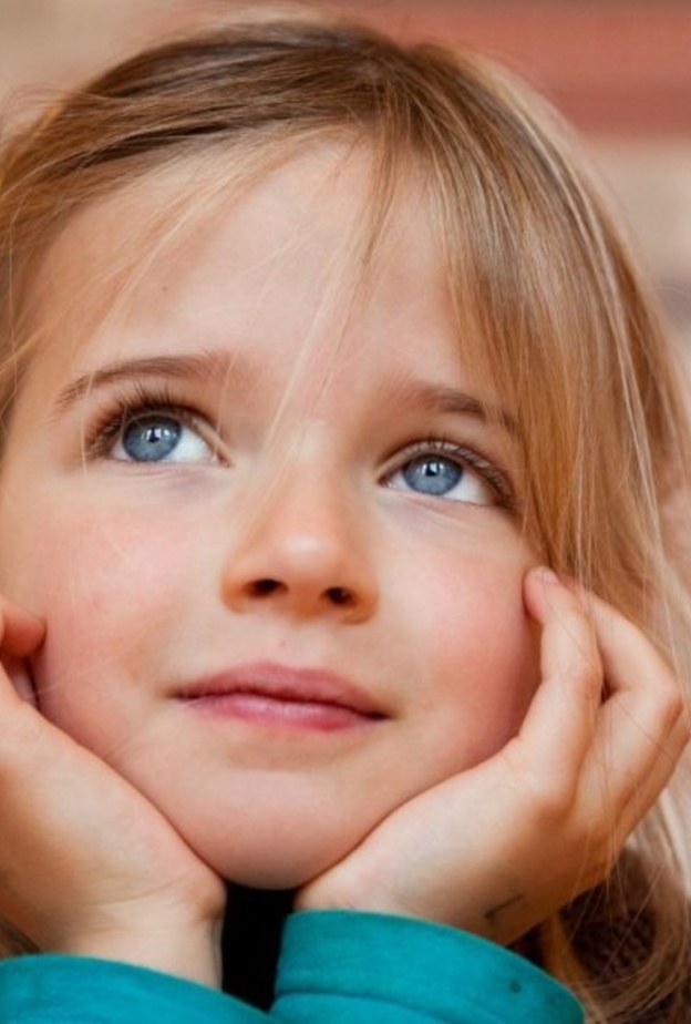 تتأخر أعراض متلازمة اسبرجر في الظهور لحين سن البلوغ لكنها تبدأ في سن مبكر