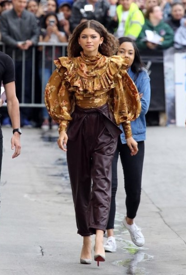 أناقة ساحرة للجميلة Doutzen Kroes مع البنطلون الجلدي المستقيم باللون الأسود