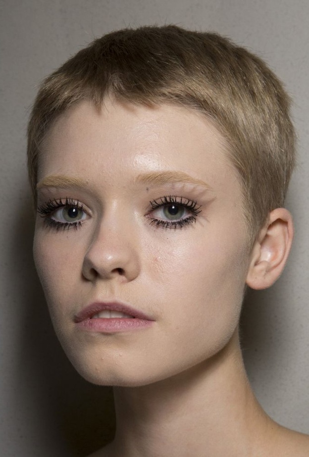 طرق وضع مكياج عيون طبيعي مع الماسكرا الكثيفة لسهرات صيف 2019‏ من Pamella Roland