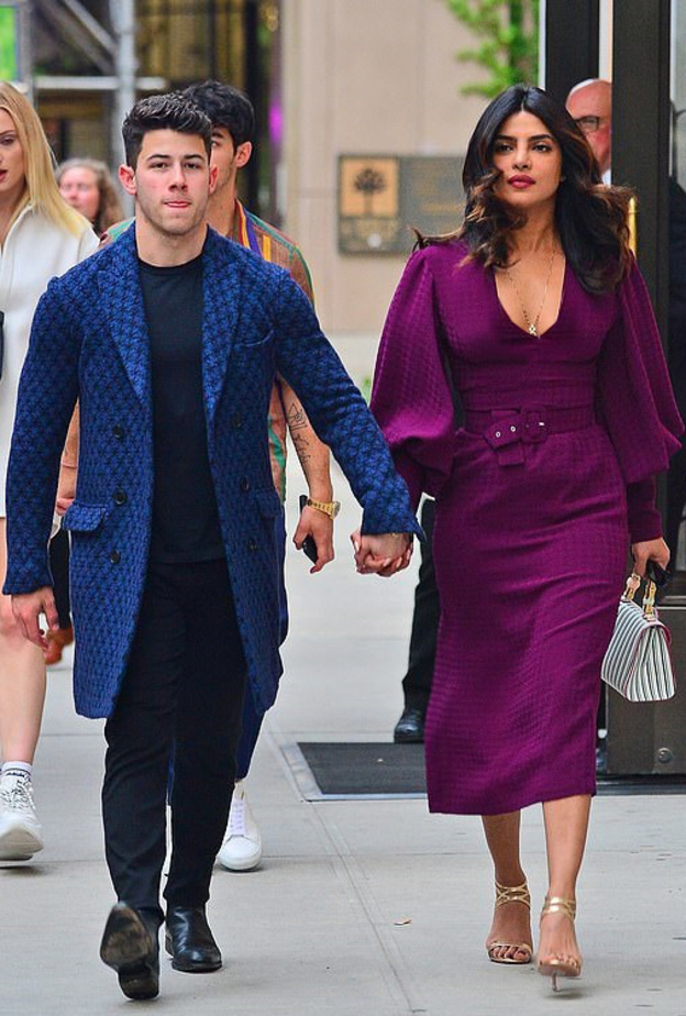 اطلالة بريانكا شوبرا باللون البنفسجي