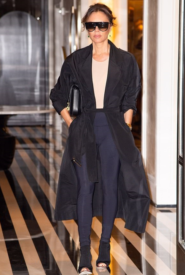 اختارت فيكتوريا بيكهام ‏Victoria Beckham‏ التألق بمزيج بين ألوان الكحلي والبيج والأسود‏