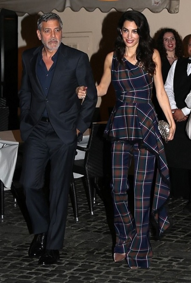 بهذه الإطلالة الأنيقة اختارت أمل كلوني أن تمضي أمسيتها برفقة زوجها في روما