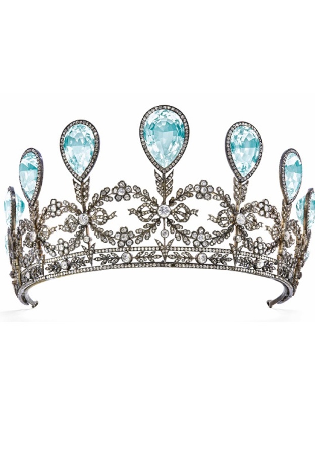 تاج الماس مع أحجار الأكوامارين
