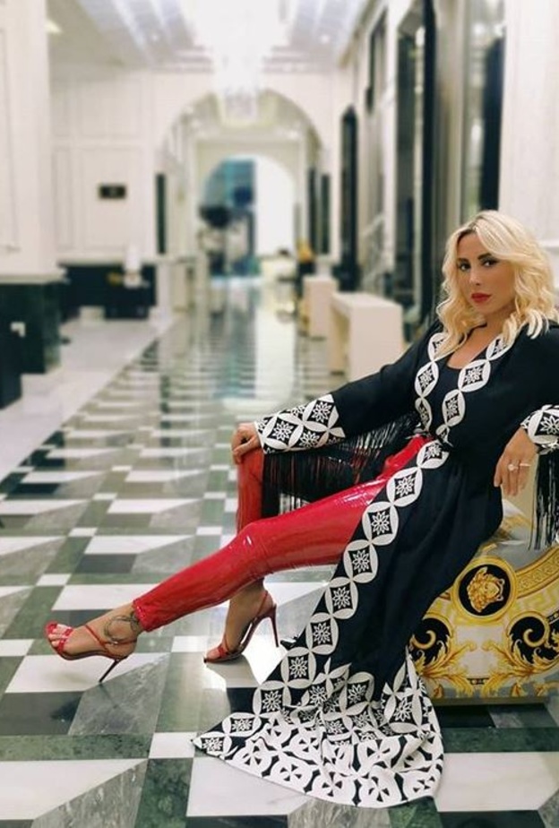 جويل إختارت عباية سوداء مزيّنة بالطبعات باللون الأبيض إرتدتها مع سروال جلدي باللون الأحمر