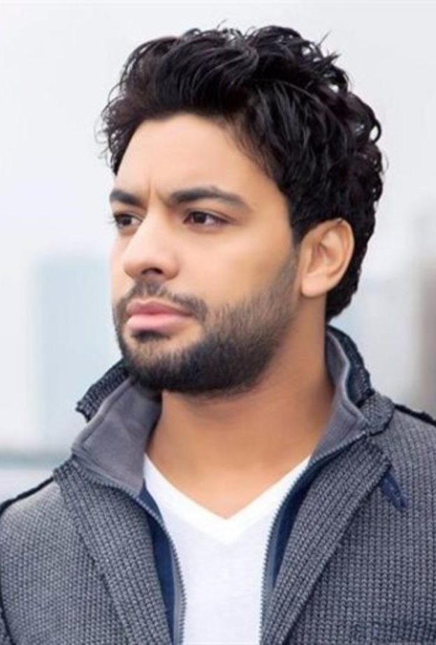 احمد جمال اثناء جلسة تصوير جمعته بخطيبته