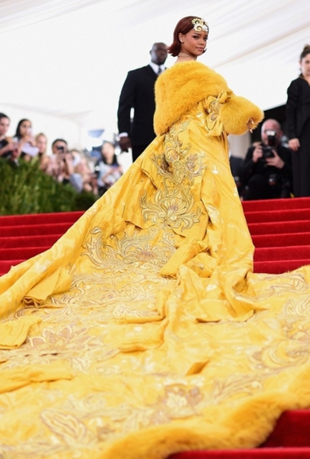 إطلالات مثيرة للجدل للنجمة ريهانا