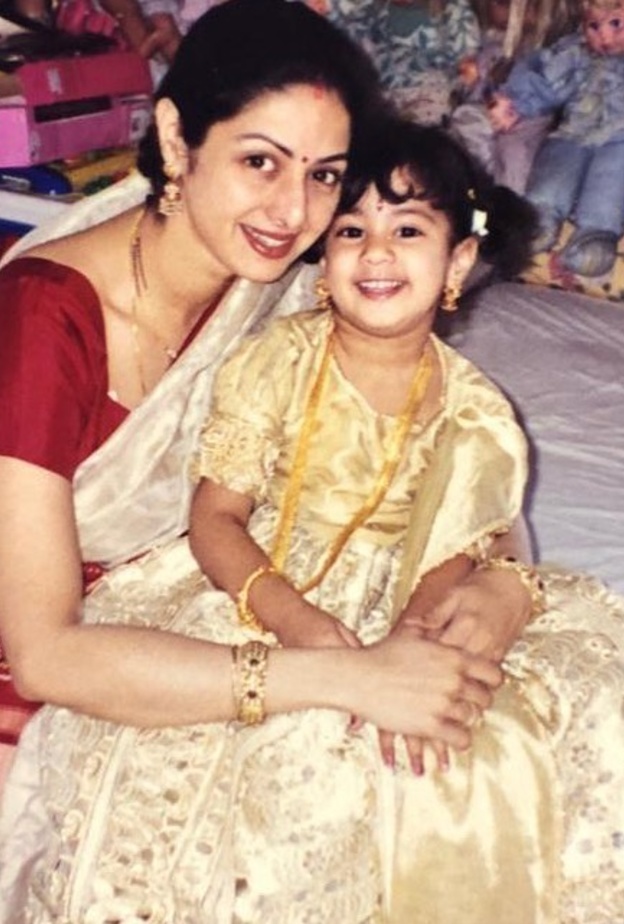 نجوم ومشاهير بوليوود يشيدون بأمهاتهم بمناسبة يوم عيد الأم