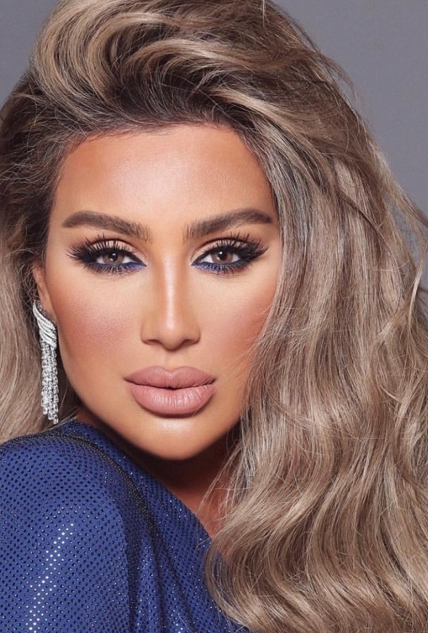 مايا دياب بالمكياج الترابي واللمسة الزرقاء