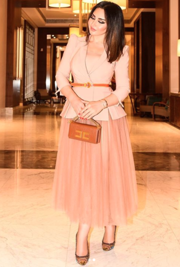 اختارت سهير القيسي فستان ميدي باللون الأبيض