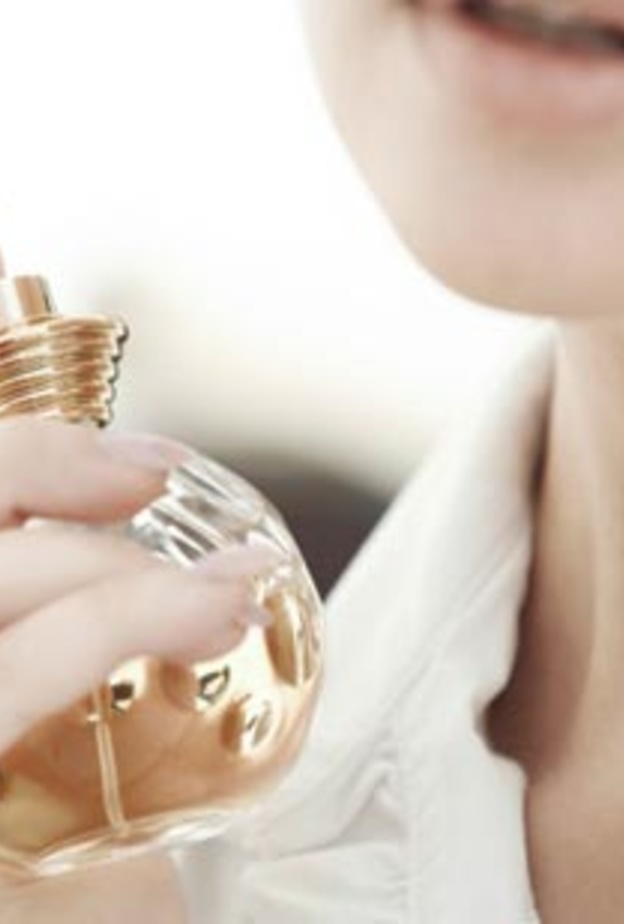 تعطر المرأة وهي صائمة هل يبطل صيامها؟