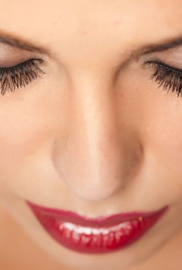 خلطات نواة التمر وزيت الخروع لتطويل رموش العروس