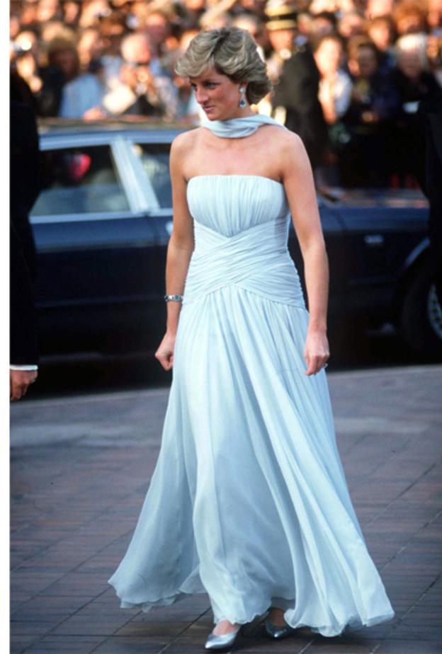 الأميرة ديانا خطفت الأنظار في العام 1987 بفستان من تصميم كاثرين والكر